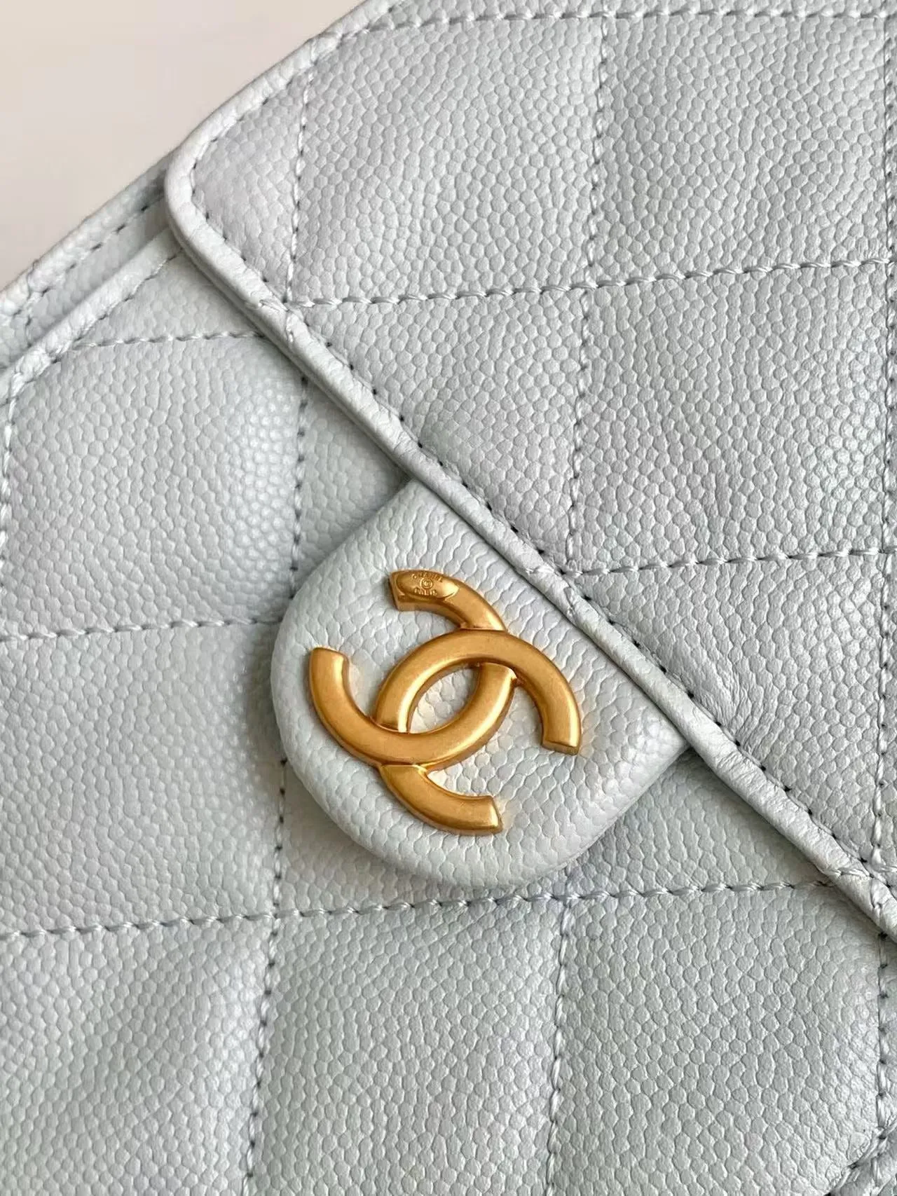 30cm Bag Grained Calfskin Hobo Outstanding Plug-in Light CHANEL Blue 25C