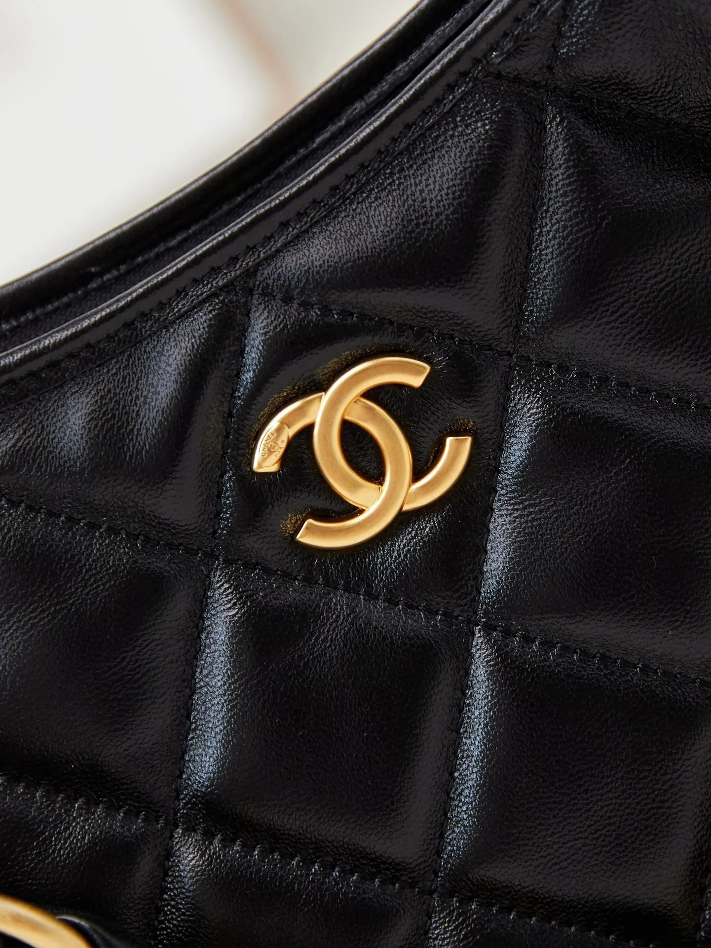 CHANEL black bag Customer satisfaction Long-lasting 24a gold 23cm hardware hobo calfskin