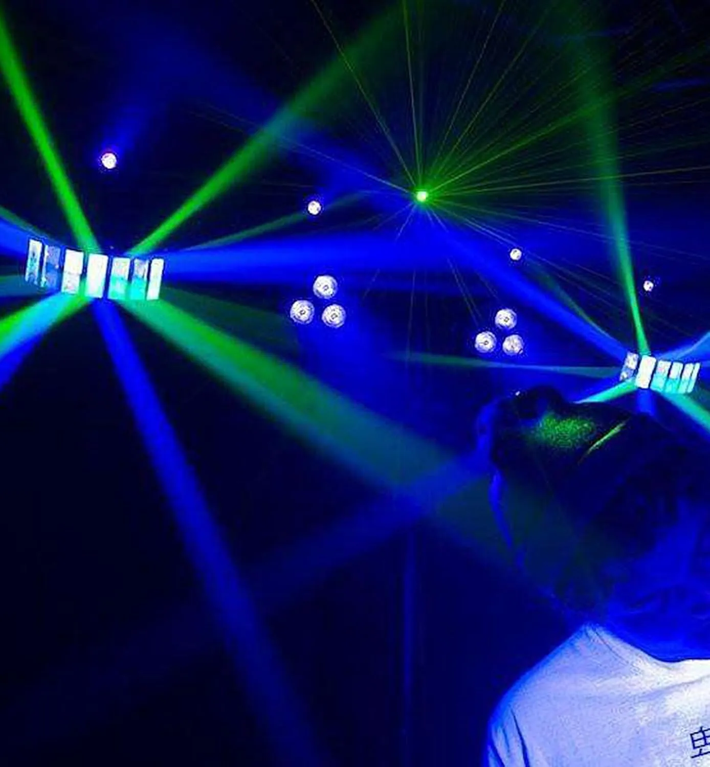 CHAUVET DJ GigBAR 2 4-in-1 Multi-Effect Lighting System Bundle with 2 DMX Cables and Austin Bazaar Polishing Cloth