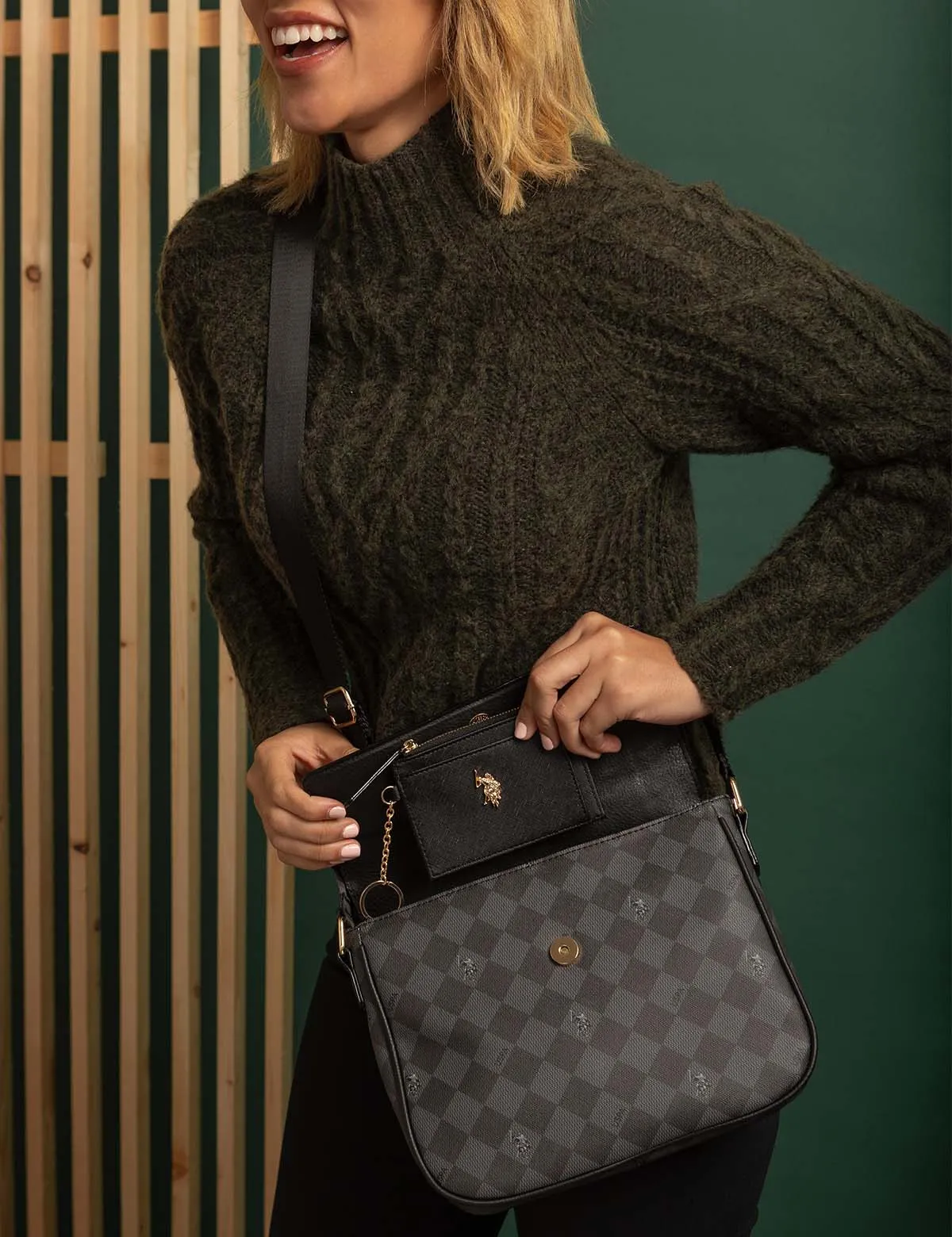 DIAMOND SIGNATURE MESSENGER CROSSBODY BAG