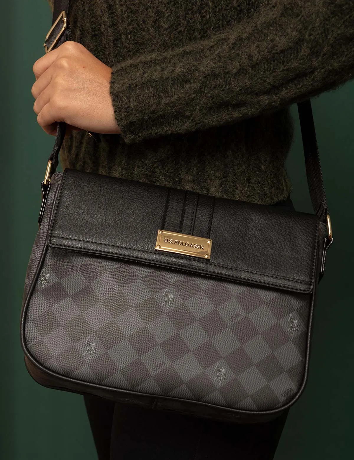 DIAMOND SIGNATURE MESSENGER CROSSBODY BAG