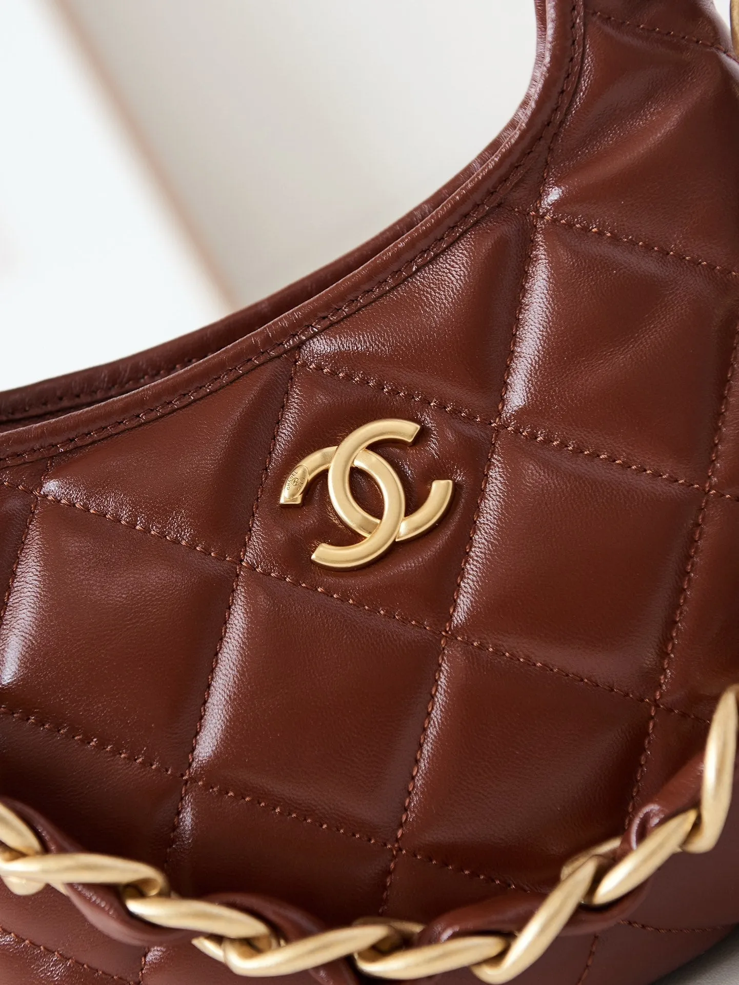 Global shipping network calfskin hobo gold burgundy CHANEL 24a 23cm hardware bag High-end