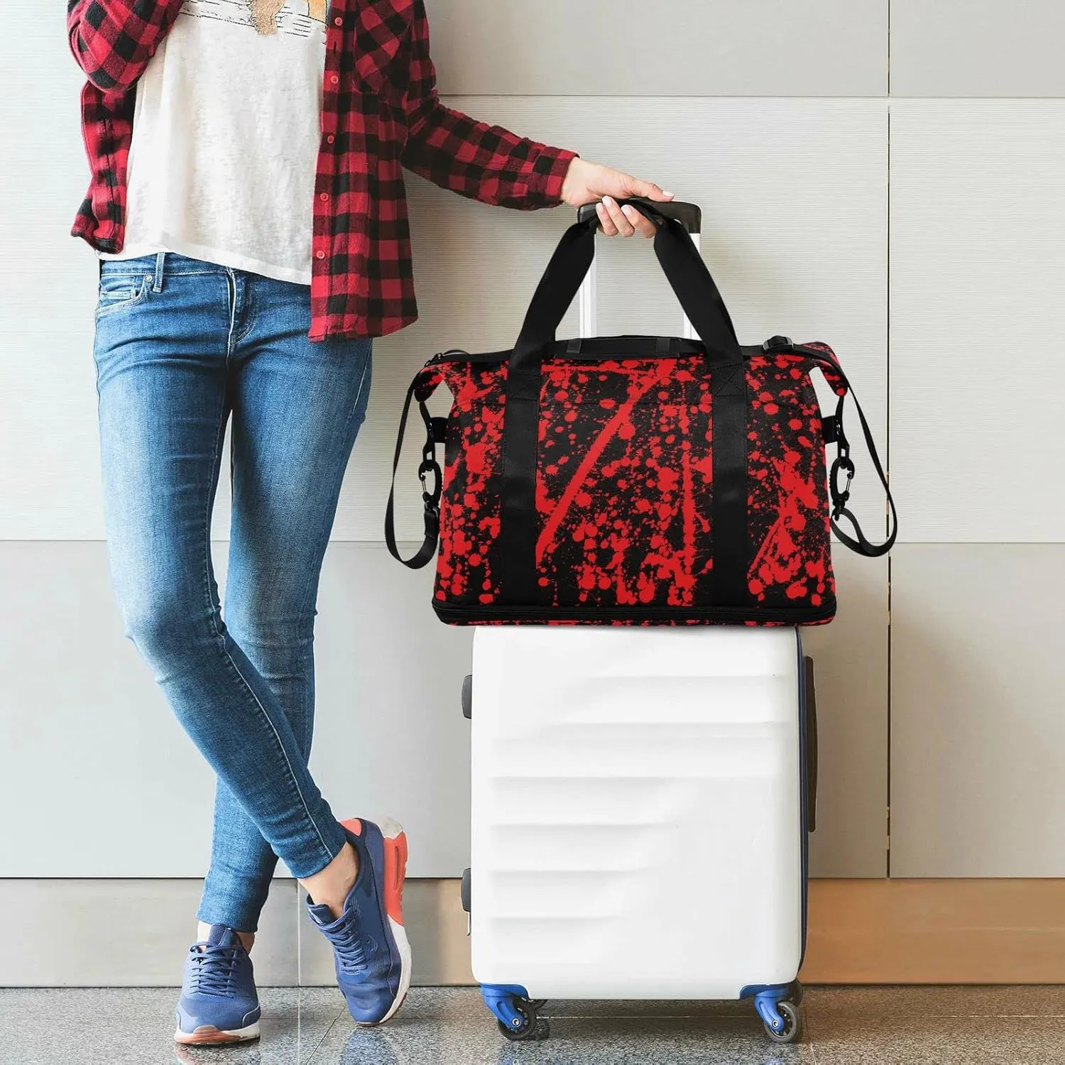 Messy Red Ink Splashed on Black Abstract Red Blood Paint Gym Duffel Bag, Polyester Travel Weekender Luggage Handbag with Waterproof Pocket for Wet Items, Unisex Foldable Tote for Sports