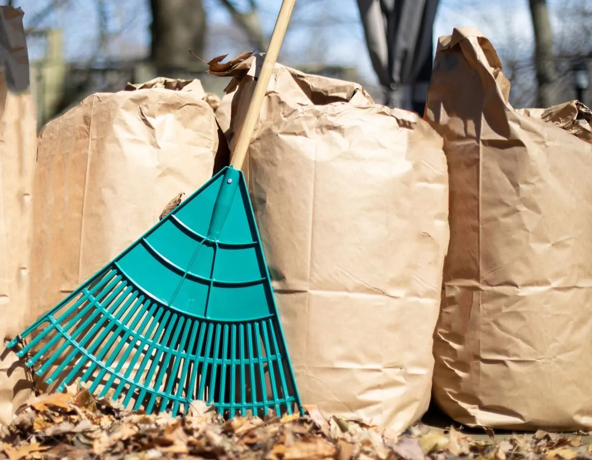 Rocky Mountain Goods Yard Waste Bags (Pack of 10) - Large 30 Gallon Brown Paper Leaf Bags for Yard, Lawn, or Garden - Environmental Friendly - Tear Resistant - Heavy Duty 2 Ply Self Standing