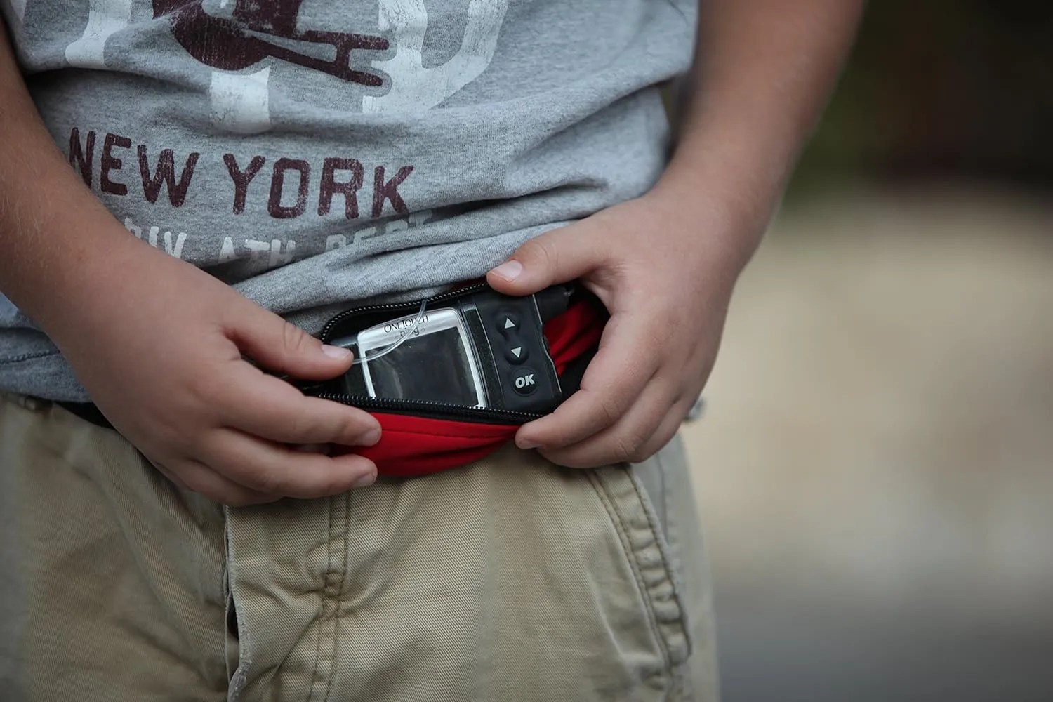 SPIbelt Kids Pocket Belt, Expandable Pocket, Adjustable Waist, No Bounce, No Logo Band, Black with Hot Pink Zipper