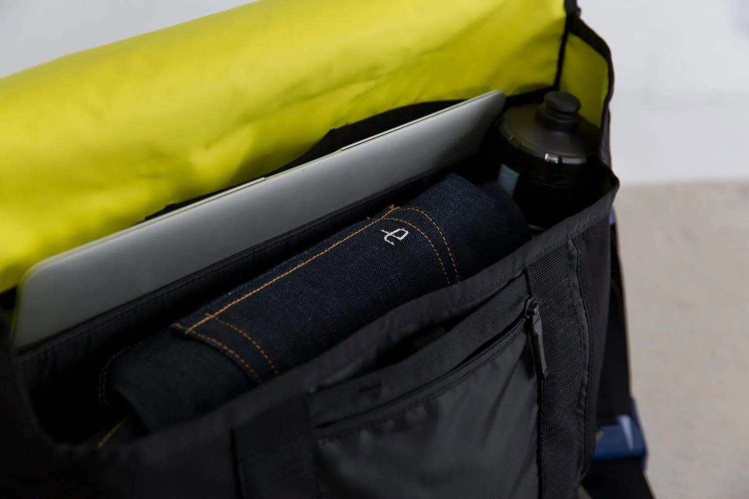 Timbuk2 Lightweight Flight Messenger Bag, Nightfall/Marigold, Medium