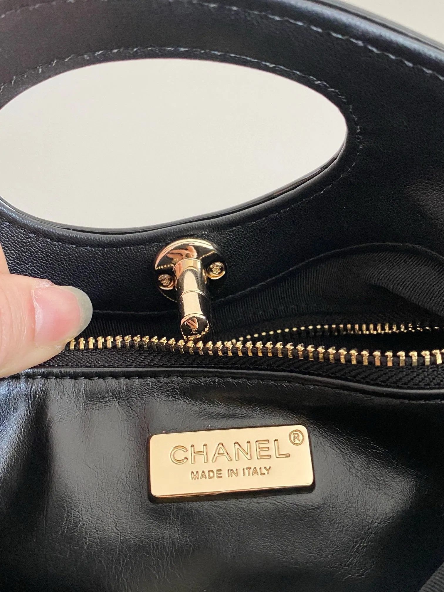 Virtual 31 calfskin bag Safe payments 23cm 23a mini shopping yellow patent CHANEL black