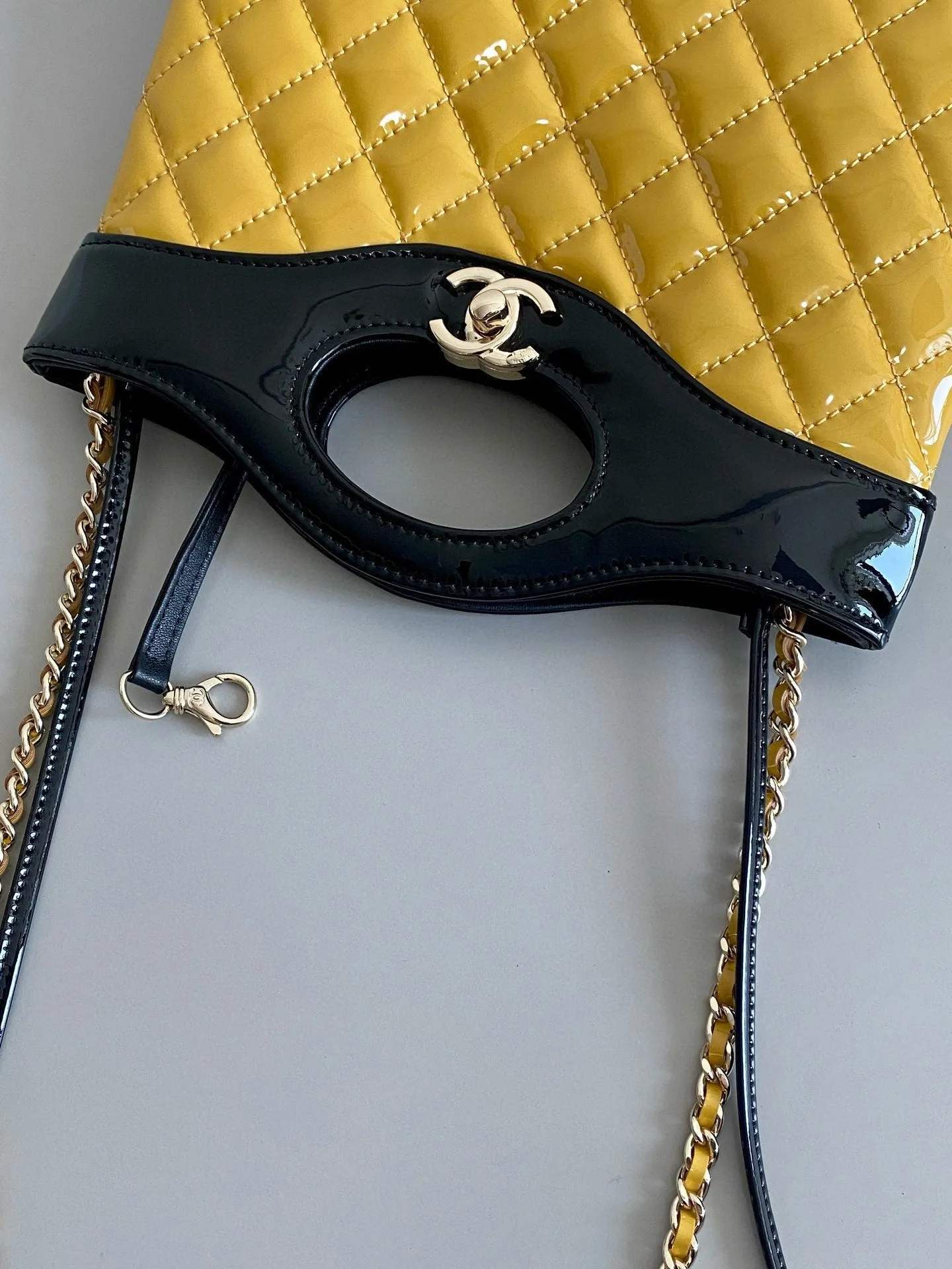 Virtual 31 calfskin bag Safe payments 23cm 23a mini shopping yellow patent CHANEL black