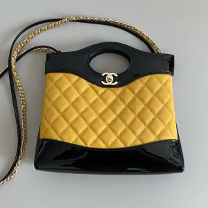 Virtual 31 calfskin bag Safe payments 23cm 23a mini shopping yellow patent CHANEL black
